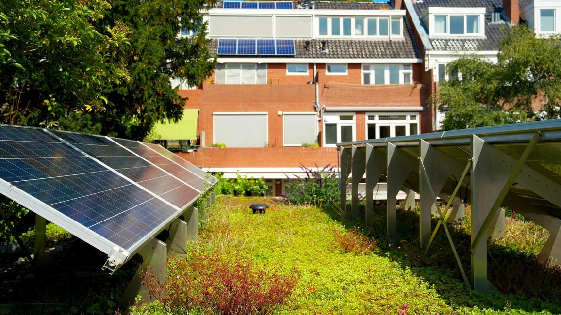 Solaranlage auf begrüntem Dach