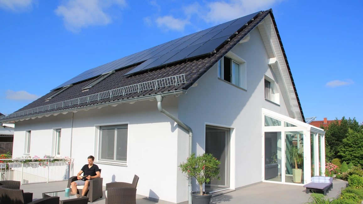 Typische Photovoltaikanlage auf einem Einfamilienhaus