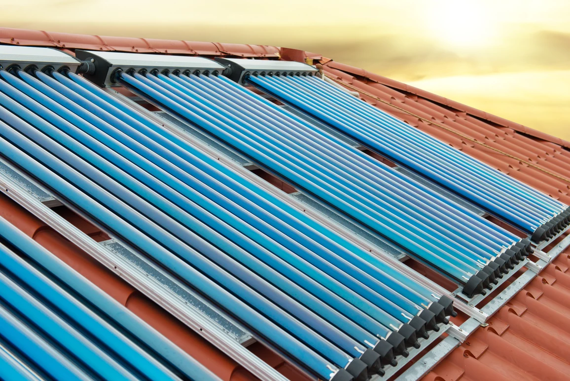 Vakuumsammler  Solare Warmwasseranlage Auf Rotem Dach
