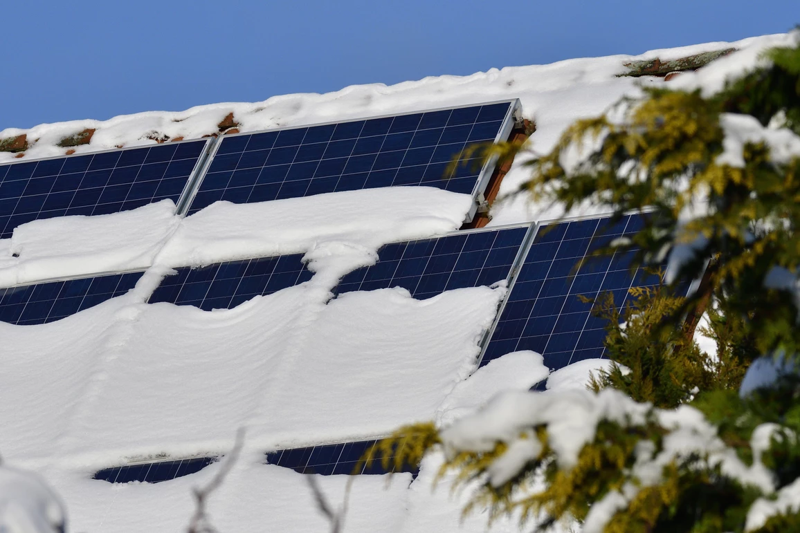 Photovoltaik-Reinigung im Winter: Module von Schnee befreien
