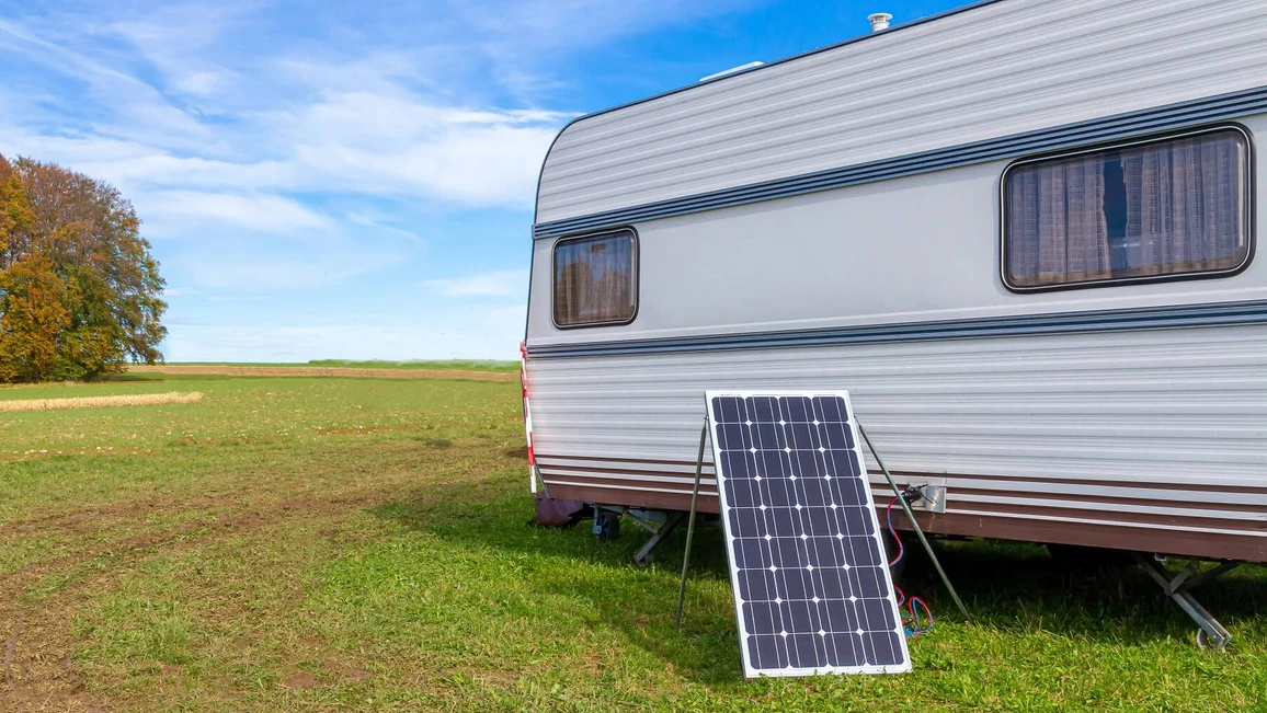 Wohnwagen mit mobilen Solarmodulen