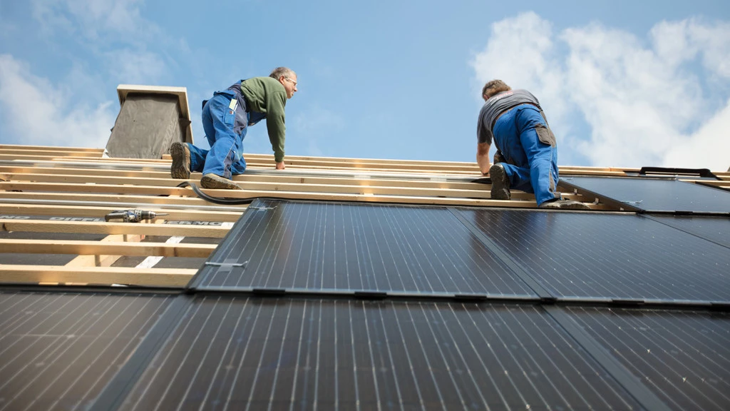 Installation von Solarmodulen auf einem Dach