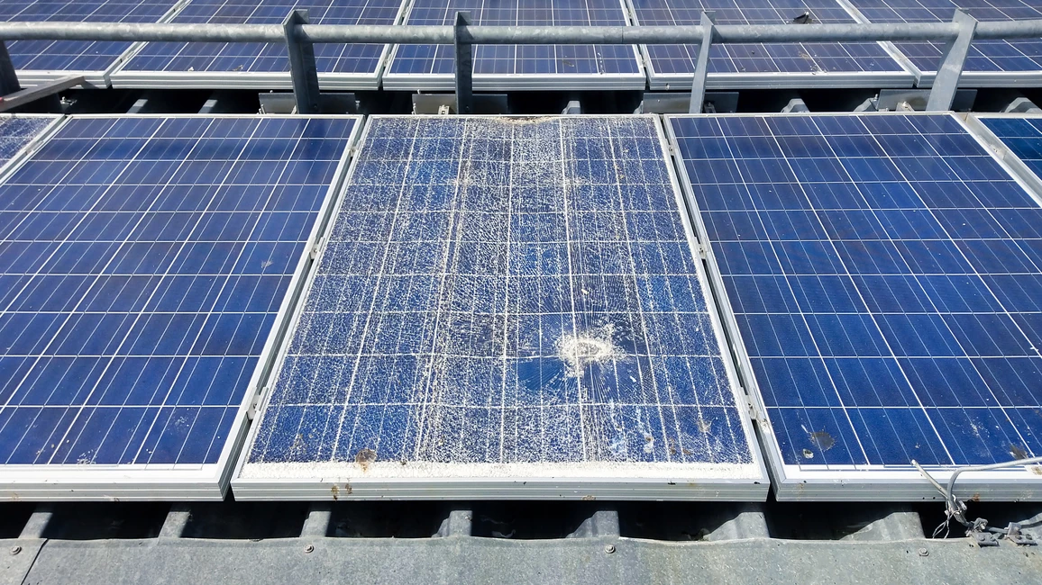 beschädigte Solarmodule bei Wartung erkennen
